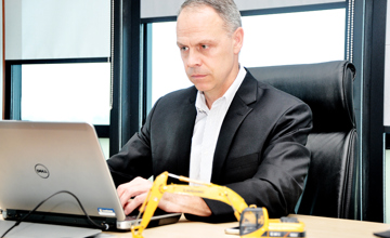 提升研發(fā)試驗?zāi)芰?#x3000;愛德華有秘密武器——記柳工“中國政府友誼獎”獲得者愛德華