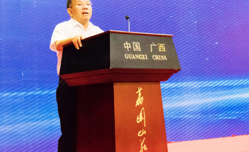 公司獲“廣西十佳企業(yè)” 曾光安獲“廣西十佳企業(yè)家”并發(fā)表主旨演講