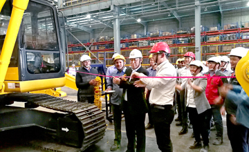 柳工機(jī)械加快海外本地化制造步伐　柳工印度工廠(chǎng)第一臺(tái)本地化挖掘機(jī)下線(xiàn)