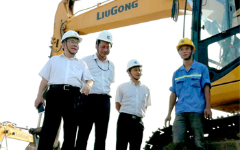 開啟柳工環(huán)境產(chǎn)業(yè)新征程 曾光安視察柳州市移動式建筑垃圾資源化項目基地