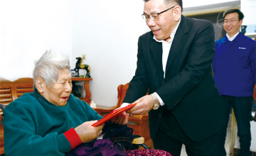 公司領(lǐng)導(dǎo)率隊 慰問建廠元老