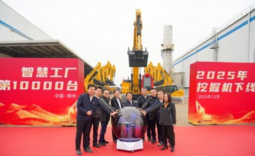 柳工挖掘機(jī)智慧工廠第10000臺挖掘機(jī)下線
